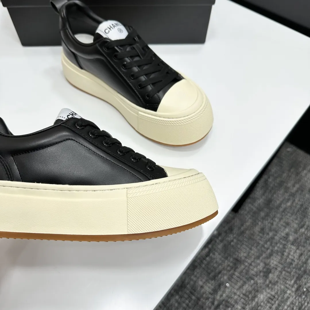 👟👟Ex-factory price 560👟👟Chanel Panda Shoes! 2025 counter's top casual sports shoes. This classic design; the upper is electro-embroidered with a variety of techniques; the outsole is fashionable and sporty; the unusual inclusion of a variety of color matching elements... The diversified mix and match is very good-looking and versatile, and can be used for leisure, fashion, sports, and outdoor... ꫛꫀꪝ Go➫ Materials: ❶Upper made of: original imported first-layer silk cowhide + original waterproof cloth + original first-layer cowhide ❷Inner lining: Breathable mesh ❸ Outsole based on: original TPU combination outsole, full set of boutique packaging for women 35–41